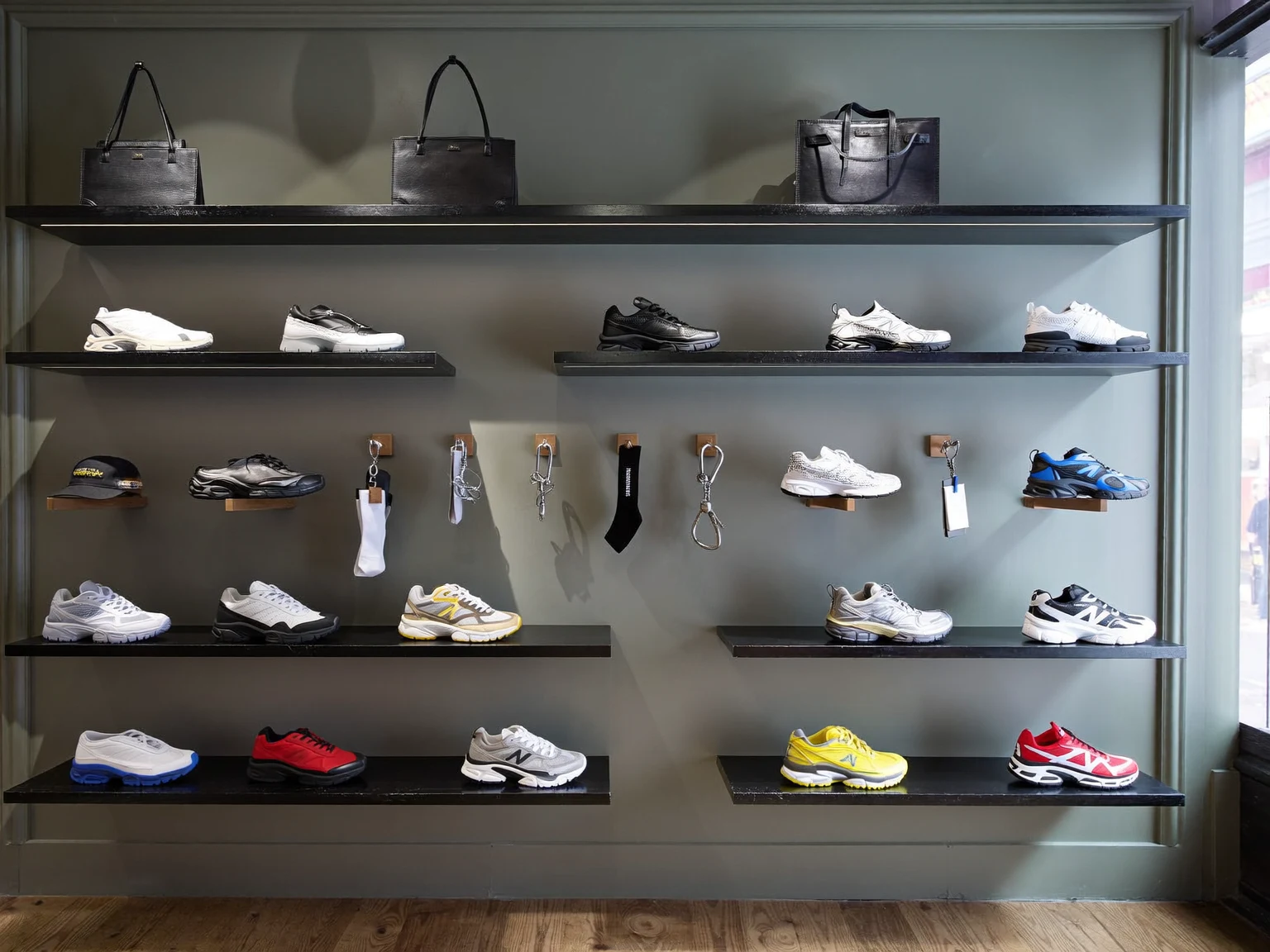 Illustrierte Szene zur Einordnung von Sneaker und Mode