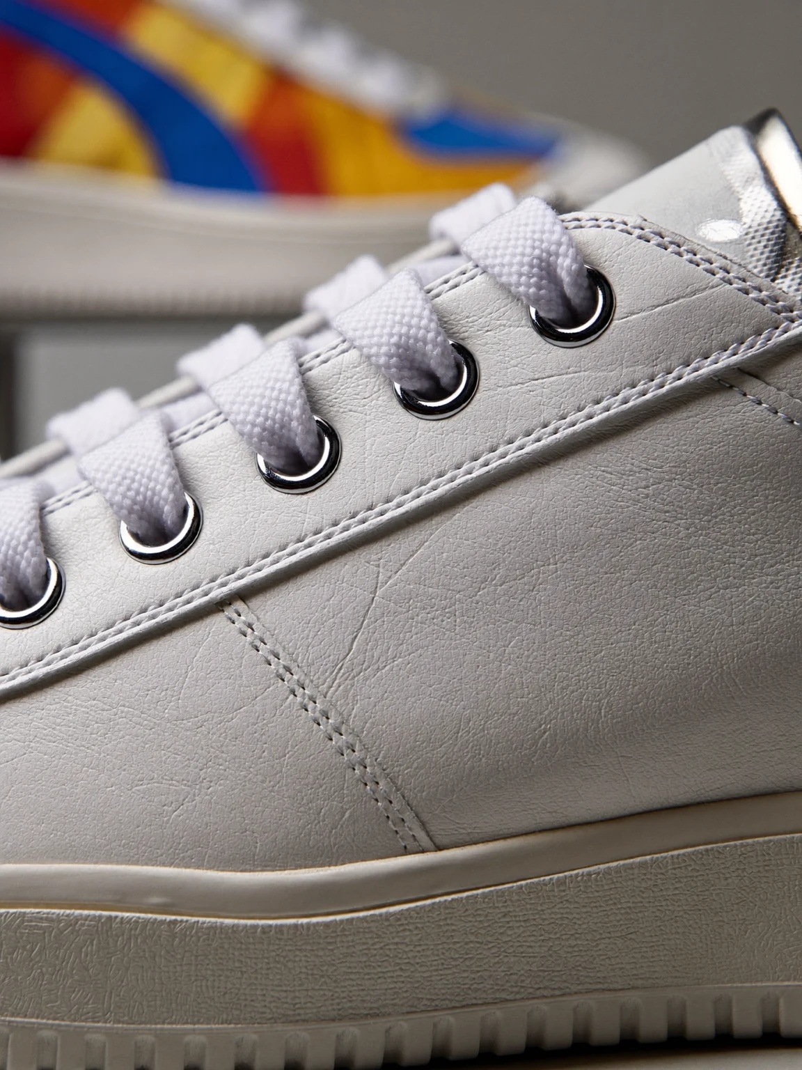 Illustrative Detailansicht eines Sneaker-Motivs, kein reales Produktfoto